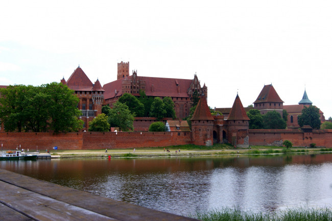 Обои картинки фото города, замок мариенбург , польша, замок, башни, река