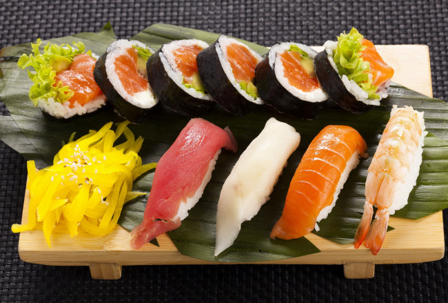 Обои картинки фото еда, рыба,  морепродукты,  суши,  роллы, лосось, тунец, перец, креветки