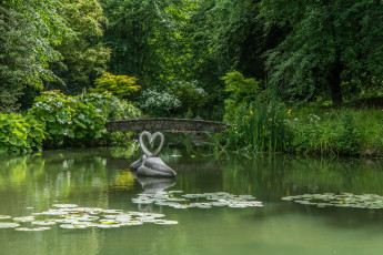 Картинка англия разное садовые+и+парковые+скульптуры водоем трава деревья мост лебеди