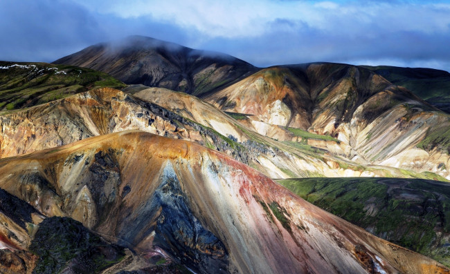 Обои картинки фото риолитовые горы ландманналаугар,  фьяллабак,  исландия, природа, горы, скалы, небо, облака, свет