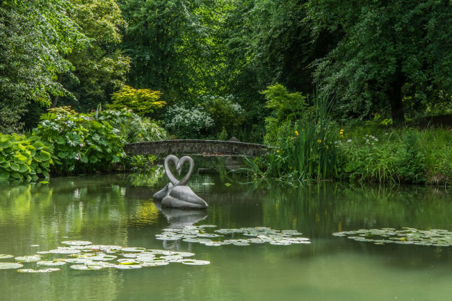 Обои картинки фото англия, разное, садовые и парковые скульптуры, водоем, трава, деревья, мост, лебеди
