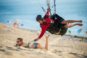 Картинка юмор+и+приколы man situation beach funny paragliding woman sand boy girl smiling sport bikini humor