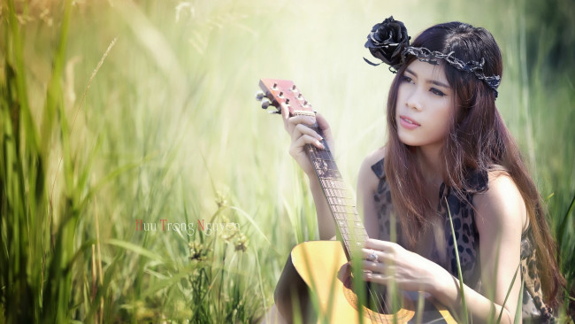 Обои картинки фото музыка, -другое, девушка, взгляд, азиатка, природа, гитара
