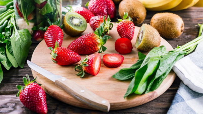 Обои картинки фото еда, фрукты и овощи вместе, шпинат, киви, клубника