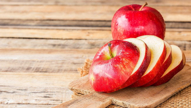 Обои картинки фото еда, яблоки, краснобокое, яблоко, ломтики