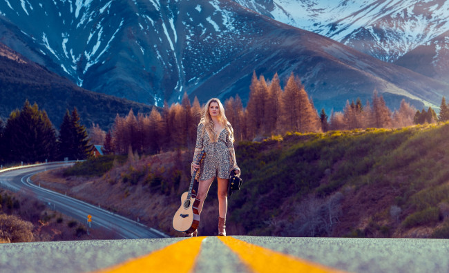 Обои картинки фото девушки, - блондинки,  светловолосые, горы, дорога, блондинка, гитара, шляпа