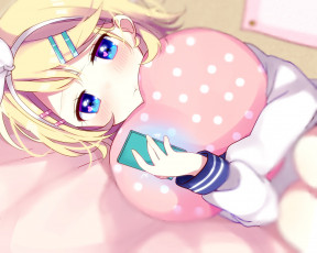 Картинка аниме vocaloid mafuyu девушка art вокалоид лежит подушка телефон смущение