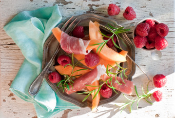 Картинка еда салаты +закуски салат дыня хамон малина ягоды
