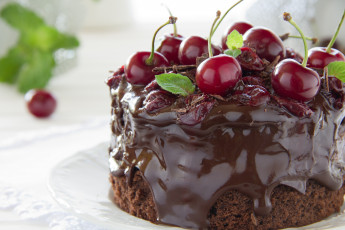 Картинка еда пирожные +кексы +печенье шоколад вишня ягоды пирожное