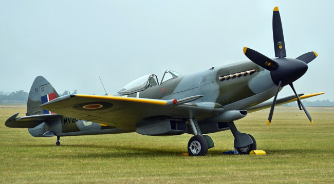 Обои картинки фото spitfire, авиация, боевые самолёты, истребитель, поле