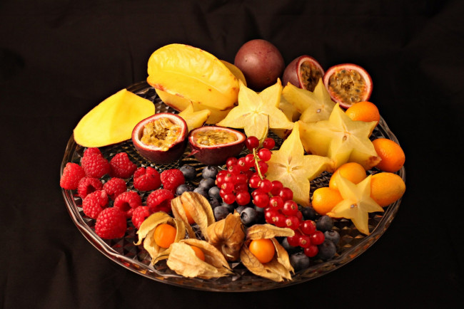 Обои картинки фото еда, фрукты,  ягоды, физалис, маракуйя, карамболь, малина, смородина