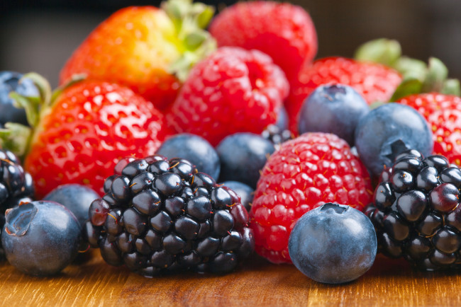 Обои картинки фото еда, фрукты,  ягоды, макро, голубика, ежевика, клубника, ягоды