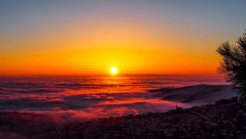 Картинка природа восходы закаты городок горы закат солнце туман зарево небо