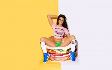 Картинка девушки -unsort+ брюнетки +шатенки улыбка кроссовки гольфы трусики гамбургер шатенка топ