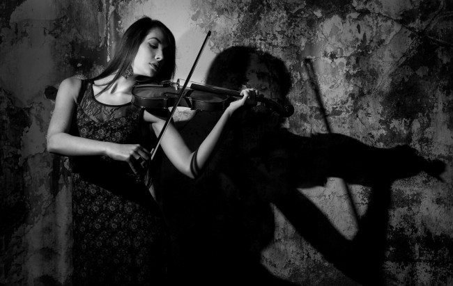 Обои картинки фото музыка, -другое, скрипка, девушка, стена, тень