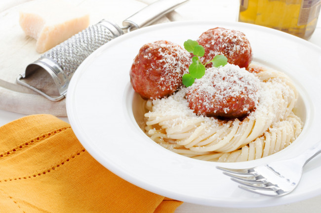 Обои картинки фото еда, вторые, блюда, спагетти, тефтели