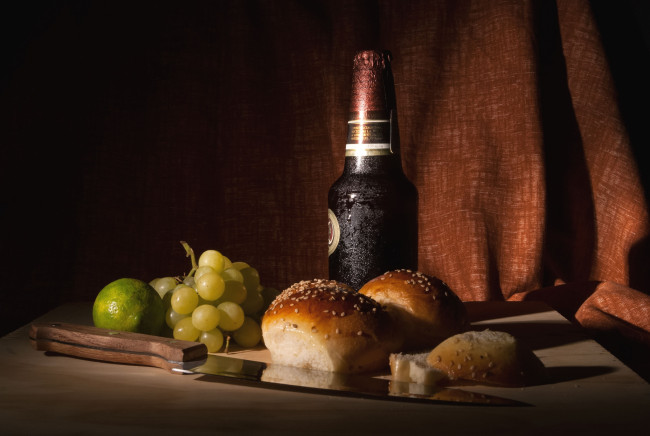 Обои картинки фото еда, натюрморт, лайс, булочка, пиво, виноград