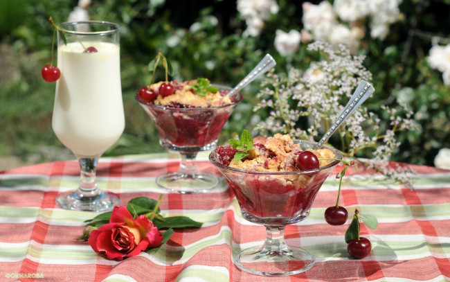 Обои картинки фото еда, мороженое,  десерты, лето, роза, вишня, крамбл, десерт, молоко, бокал