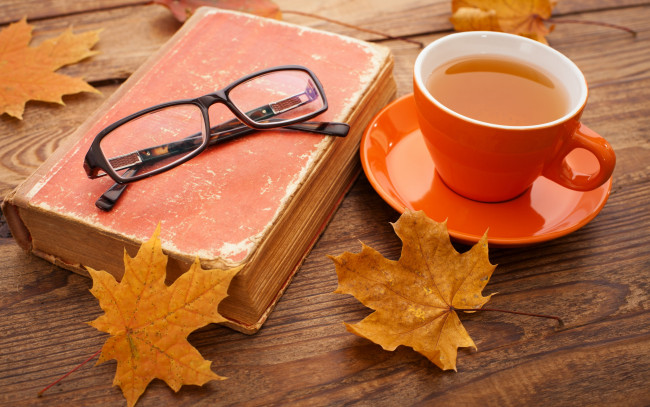 Обои картинки фото еда, напитки,  Чай, осень, cup, чашка, клён, осенние, листья, tea, autumn, fall, leaves, maple