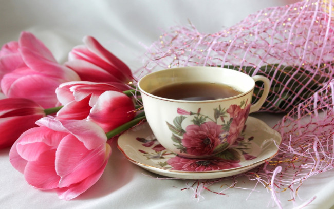 Обои картинки фото еда, напитки,  Чай, розовый, тюльпаны, чашка, чай