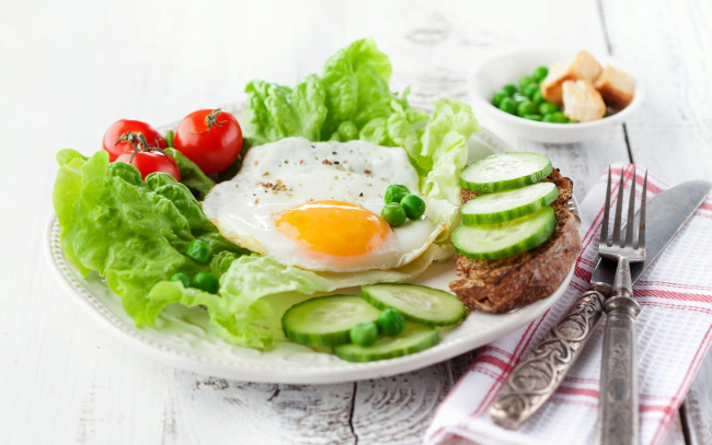 Обои картинки фото еда, Яичные блюда, яичница, помидоры, салат, огурец, завтрак, breakfast, salad, egg, tomato