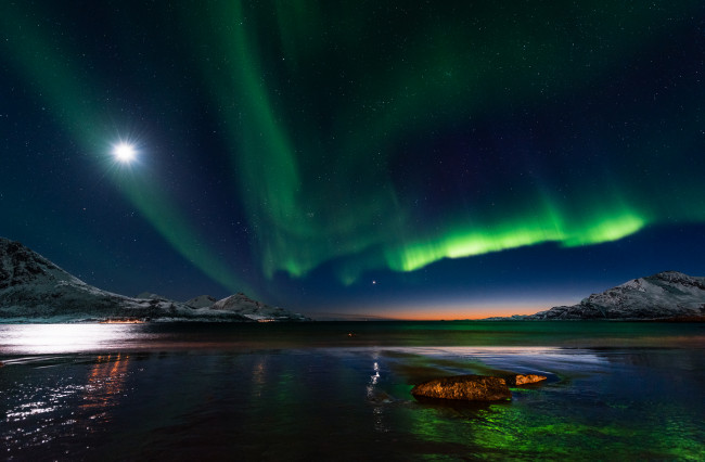 Обои картинки фото природа, северное сияние, норвегия, ночь, звезды, деревья, вода