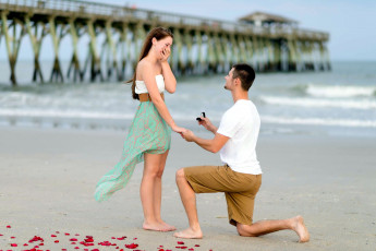Картинка разное мужчина+женщина влюбленные кольцо предложение радость лепестки