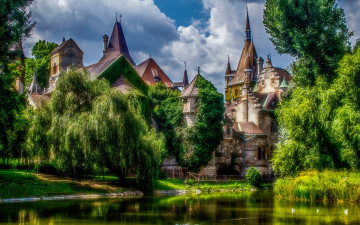 Картинка города -+дворцы +замки +крепости солнечно пруд зелень деревья облака вайдахуняд замок