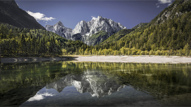 Обои картинки фото природа, реки, озера, река, лес, деревья, скалы, берег, тучи, горы, зеркальное отражение, растительность