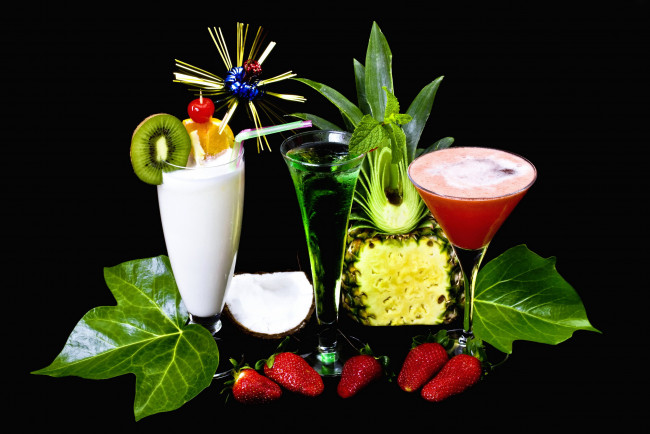 Обои картинки фото еда, напитки,  коктейль, кокос, клубника, ананас