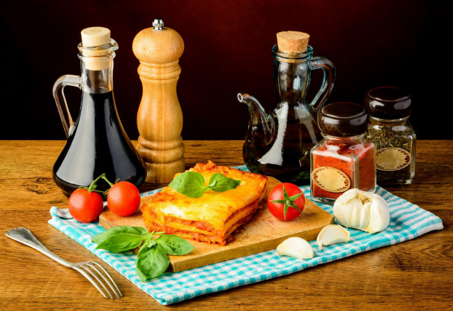 Обои картинки фото еда, разное, лазанья, соусы, мельница, чеснок, помидоры, томаты
