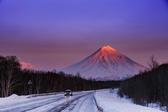 Картинка природа горы пейзаж зима снег деревья дорога машина лес закат ясное небо камчатка александр максин