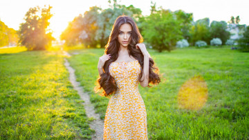 Картинка девушки анастасия+тайлакова девушка модель анастасия тайлакова стоя трава поле солнечные лучи желтый платье деревья фон