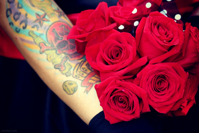 Обои картинки фото цветы, розы, красный, букет, татуировка, череп, контраст