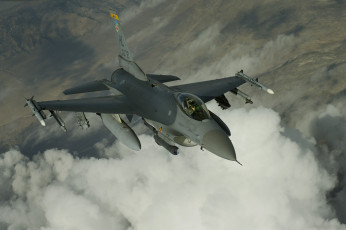 Картинка авиация боевые+самолёты f-16 fighting falcon файтинг фалкон истребитель полёт облака