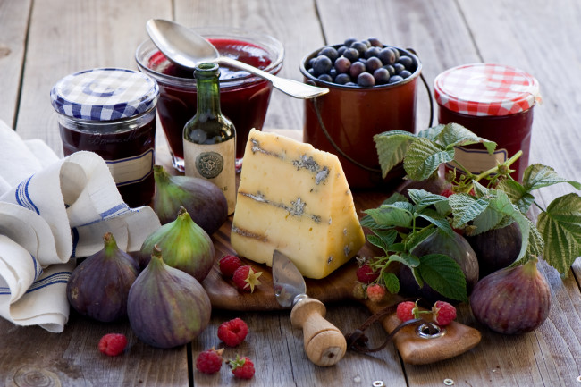 Обои картинки фото еда, разное, сыр, ягоды, натюрморт, малина, инжир, джем