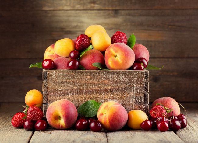 Обои картинки фото еда, фрукты,  ягоды, клубника, персик, ящик, ягоды, абрикос, черешня