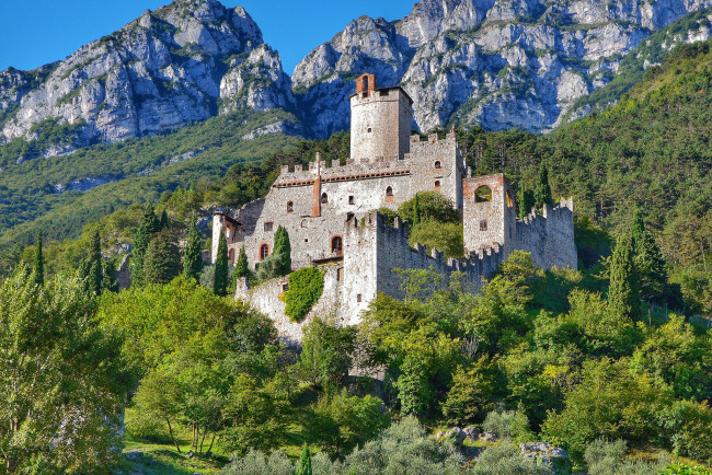 Обои картинки фото castello di avio, города, замки италии, замок, лес, горы