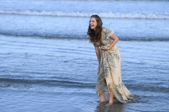 Картинка девушки barbara+palvin модель платье смех море