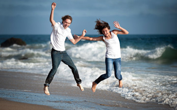 Картинка разное мужчина+женщина море радость прыжок волны пляж