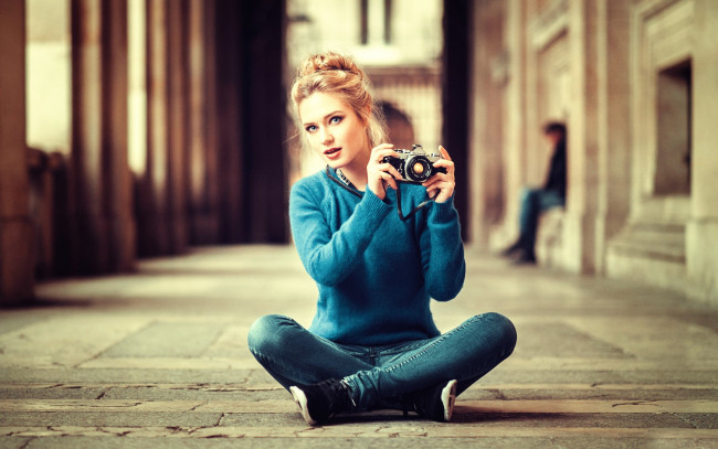 Обои картинки фото девушки, eva mikulski, свитер, блондинка, модель, ева, микульски, фотоаппарат, камера, пол, джинсы