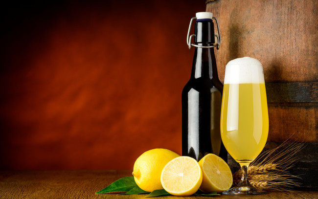 Обои картинки фото еда, напитки,  пиво, пиво, желтые, лимоны, фрукты, колоски, цитрусы, сок, бокал, бочка, бутылка
