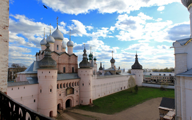 Обои картинки фото города, - православные церкви,  монастыри, вид, на, ростовский, кремль, под, красивым, небом, россия