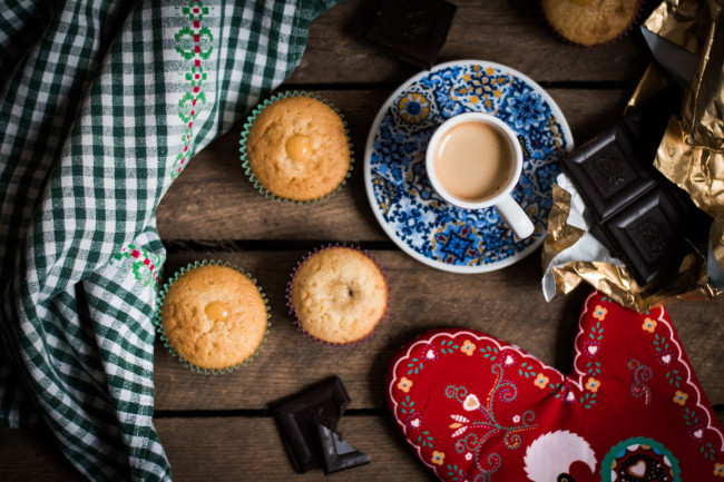 Обои картинки фото еда, пирожные,  кексы,  печенье, кексы, кофе, стол