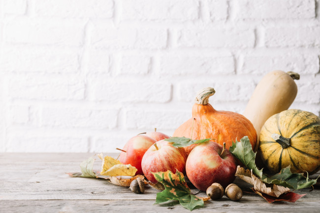 Обои картинки фото еда, фрукты и овощи вместе, осень, листья, плоды, яблоко, тыква