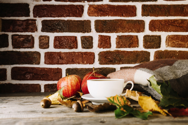 Обои картинки фото еда, напитки,  Чай, осень, листья, плоды, яблоко, напиток, чай