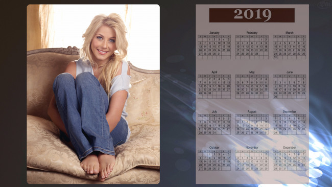 Обои картинки фото календари, девушки, диван, улыбка, взгляд, женщина