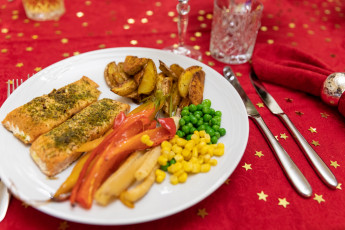 Картинка еда рыбные+блюда +с+морепродуктами лосось горошек картофель кукуруза перец