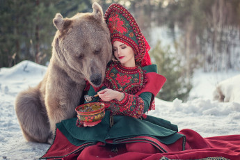 Картинка девушки -+креатив +косплей cosplay медведь кокошник сарафан красный сказка русская горшок каша ложка девушка модель наряд поза взгляд