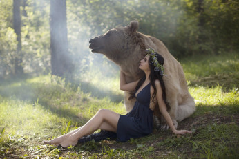 Картинка девушки -+брюнетки +шатенки девушка медведь животное бурый хищник брюнетка венок поза красотка веснушки друзья степан лес дремучий деревья